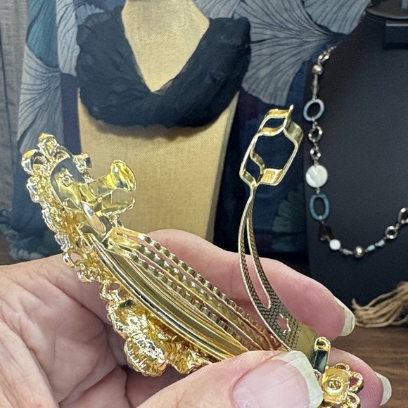 Elegant Gold Crystal Floral Hair Clip - Picture 5 of 5
